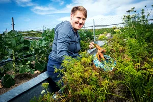 Landfrauenküche 2019 - Astrid Murpf Foto-Shooting im Garten (Bild: SRF/Ueli Christoffel)