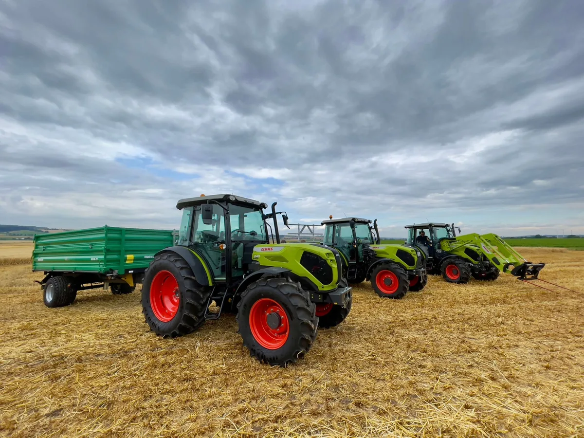 claas_kompakttraktoren_axos_elios_01 Kompakt-Traktoren Claas Elios 200, Elios 300 und Axos 200 hintereinander.