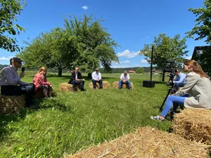 Podium auf Strohballen mit (v.l.) Mark Schneider, Salome Hofer, Christof Dietler, Robert Finger und Res Stalder.