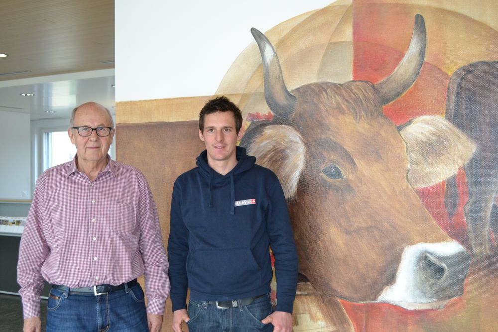 Willy Schmid (links) ist gelernter Agronom. Nach seinem Studium an der Fachhochschule in Zollikofen BE arbeitete er bis zu seiner Pensionierung 2014 bei Braunvieh Schweiz. Paul Caduff ist Meisterlandwirt, aktiver Viehzüchter und bekannter Jungrichter. (Bild Julia Schwery)