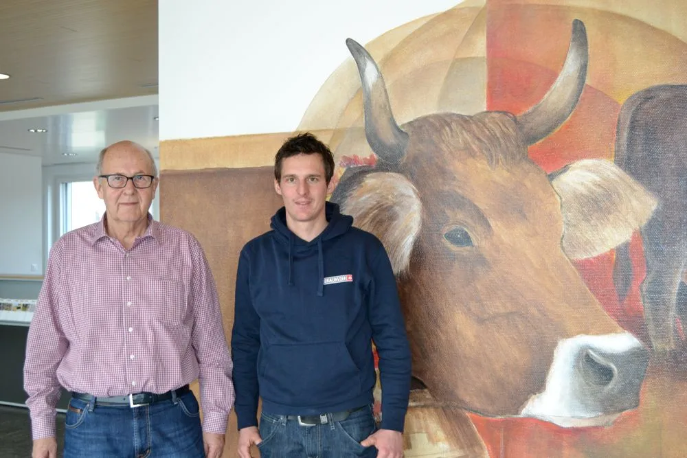 7bd500ead71becb9096a3058dcb8efec29e76ed7 Willy Schmid (links) ist gelernter Agronom. Nach seinem Studium an der Fachhochschule in Zollikofen BE arbeitete er bis zu seiner Pensionierung 2014 bei Braunvieh Schweiz. Paul Caduff ist Meisterlandwirt, aktiver Viehzüchter und bekannter Jungrichter. (Bild Julia Schwery)