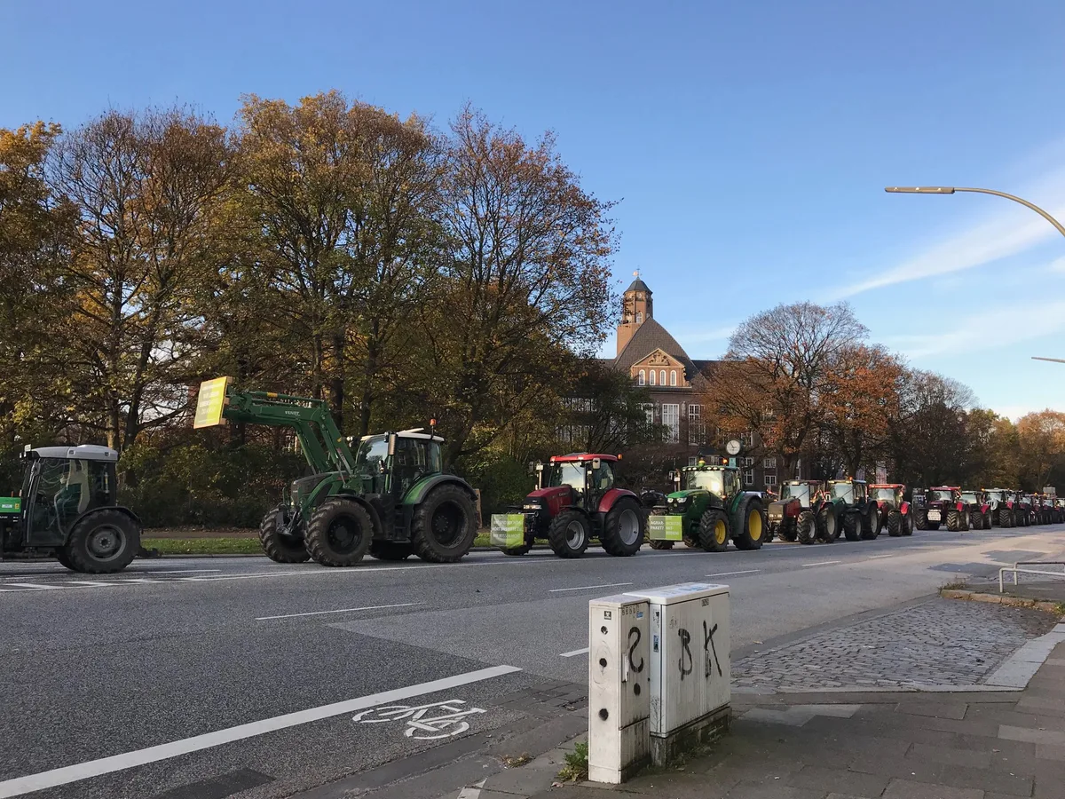 Solche Bilder wie hier an der "Treckerdemo" in Deutschland, wird es voraussichtlich in der Schweiz in naher Zukunft nicht geben. (Bild Bianca Schröder/ Twitter)