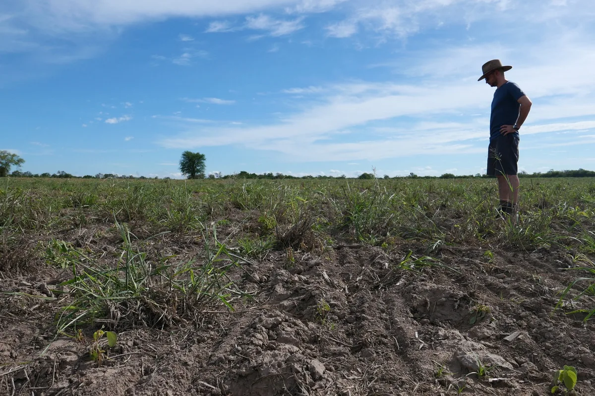 landwirt_auf_feld_mgriffin Extremwetter fordert die Agrarversicherungen