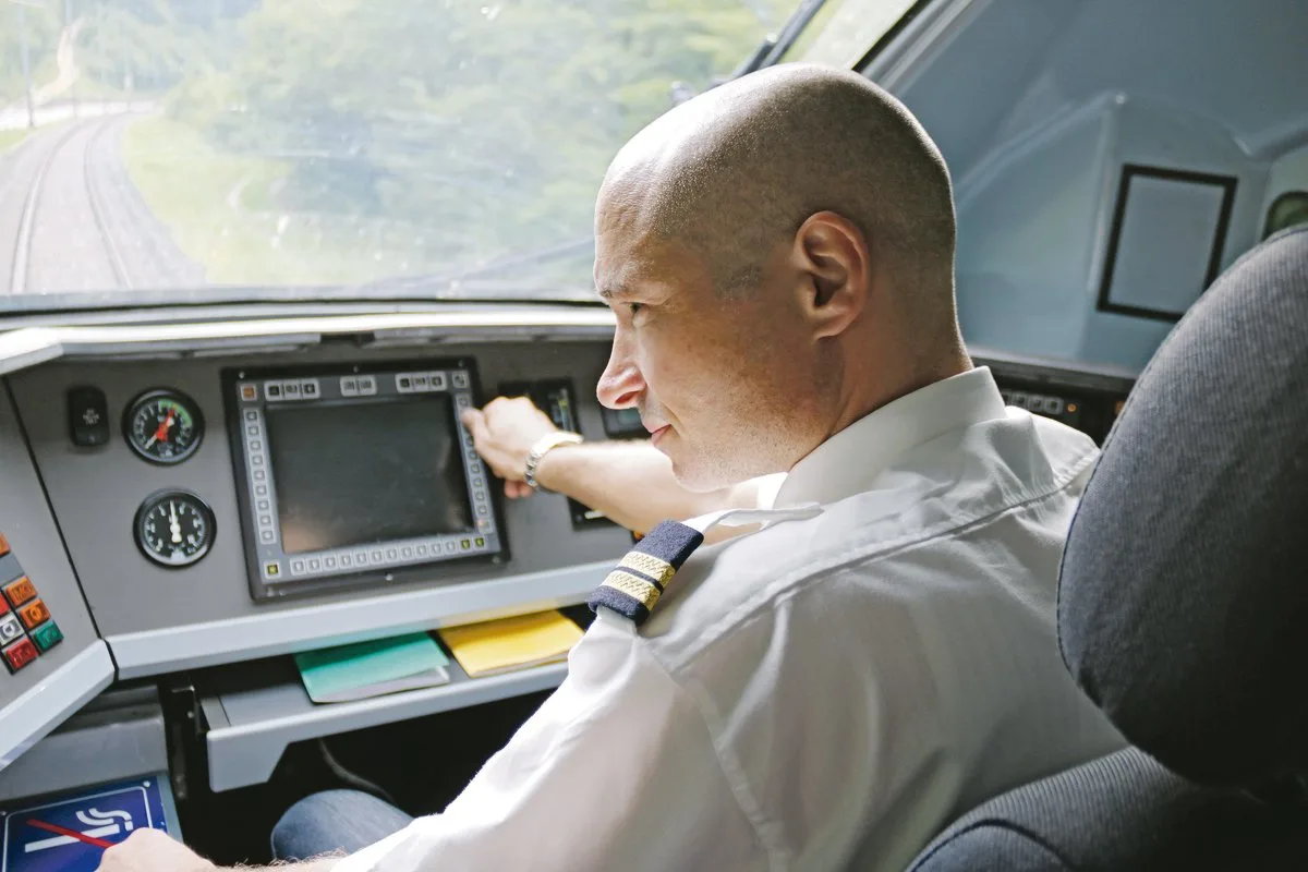 24d70263b4ec2801f0024110f003ecb1216aa3b8 Daniel Zürcher sieht es als Privileg, dass er einerseits selbstständig als Landwirt agieren kann und doch als Lokführer bei der SBB angestellt ist.(Bilder Benildis Bentolila)