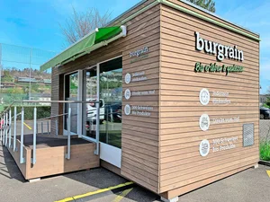 Verkaufspavillon der Agrovision Burgrain AG in Meggen LU. 24 Stunden zugänglich, auch sonntags. In Selbstbedienung ist ein breites Sortiment von Bioprodukten erhältlich.