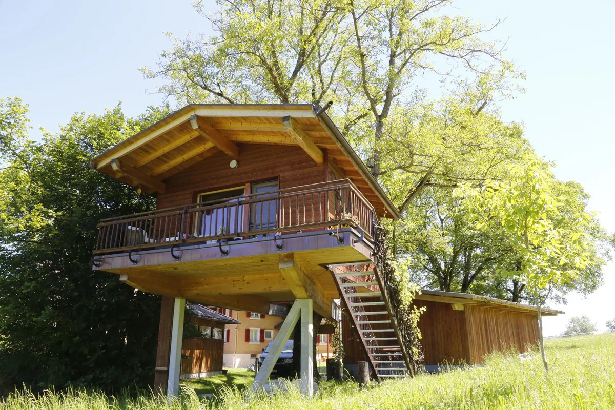 3284_Wurzelbaumhaus_Haus_kl «Agrotourismus ist in der Schweiz gesetzlich stark eingeschränkt»