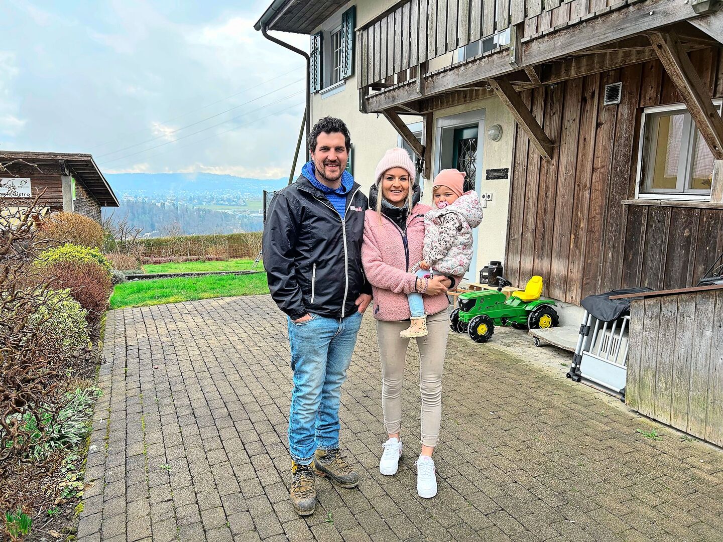 Das Pächterpaar Jann Deflorin und Aline Tüfer haben mit Töchterchen Maily unterhalb des Uetlibergs auf dem Leimbihof eine neue Heimat gefunden. Der Leimbihof gehört der Stadt Zürich und wir nach Bio-Richtlinien bewirtschaftet.