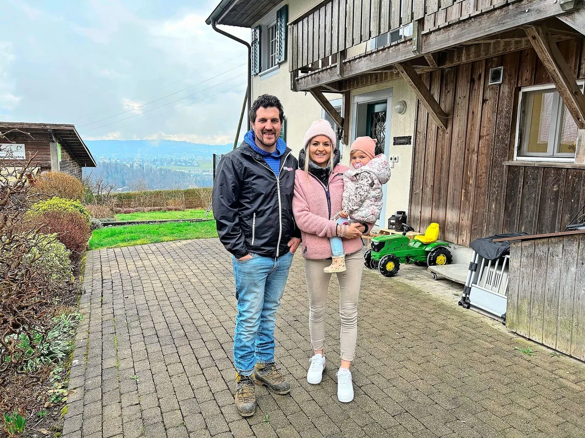 3ed2e28d8f63e14f2254d8f6e2ea85e8401cd85c49195487ca3cd6e556c4d81b Das Pächterpaar Jann Deflorin und Aline Tüfer haben mit Töchterchen Maily unterhalb des Uetlibergs auf dem Leimbihof eine neue Heimat gefunden. Der Leimbihof gehört der Stadt Zürich und wir nach Bio-Richtlinien bewirtschaftet.