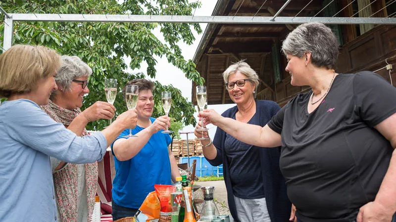 99b80d38ae2a3c33c3cb428b6b3d8fb3718ab96b Barbara Kunz, Rita Gfeller, Karin Sommer, Christine Gafafer und Christine Brügger (von rechts) eröffnen ihren Frauenstreiktag mit einem Apfelschaumwein von Ramseier. (Bilder hja)