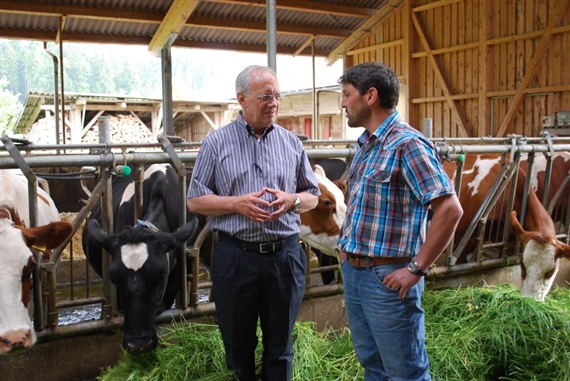 «Jeder Bauer, mit dem ich zusammenkam, hat sein Vorurteil, sofern er zuvor eines hatte, korrigiert», sagt Johann Schneider-Ammann, hier bei einem Betriebsbesuch im Emmental 2014. (Bild jw)