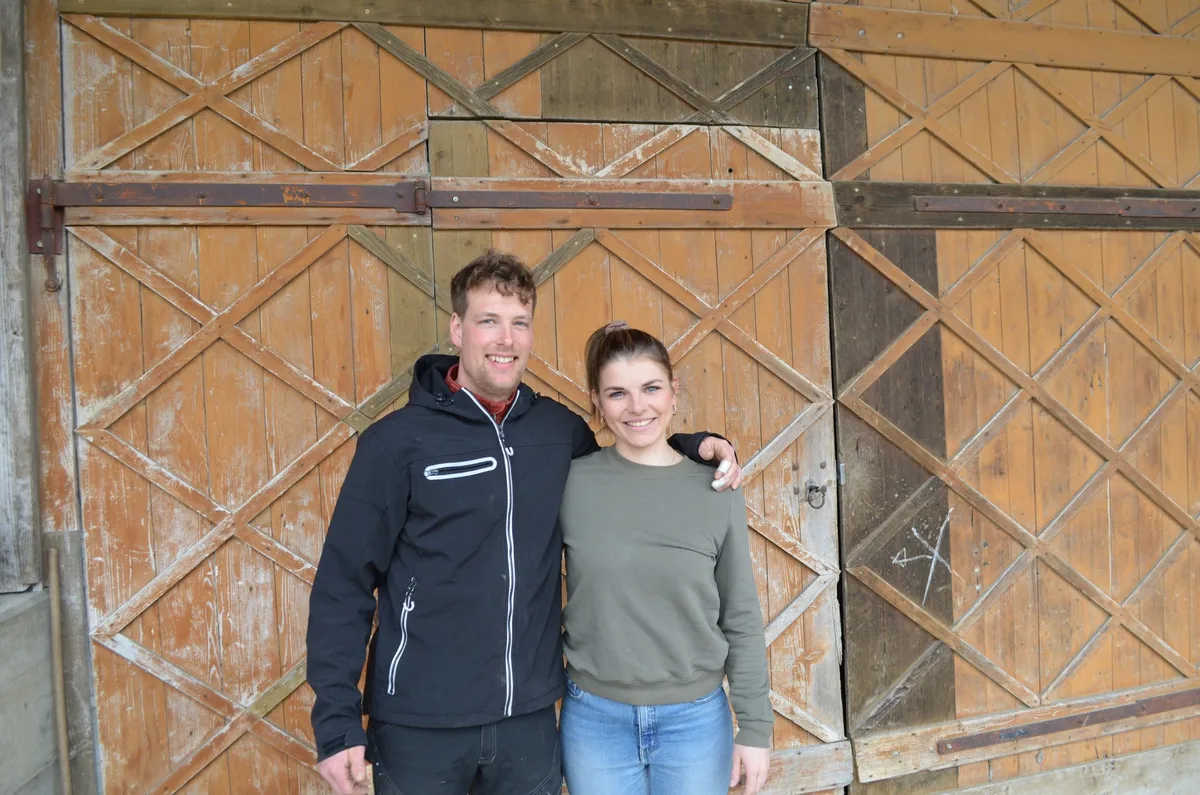8851c8f0676324e6e547bcc4cb7d91c499f1db8d Simon Stiefel mit Partnerin Rebecca Näf. Er bewirtschaftet den Hof in einer Generationengemeinschaft.(Bild Daniel Thür)