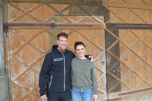 Simon Stiefel mit Partnerin Rebecca Näf. Er bewirtschaftet den Hof in einer Generationengemeinschaft.(Bild Daniel Thür)