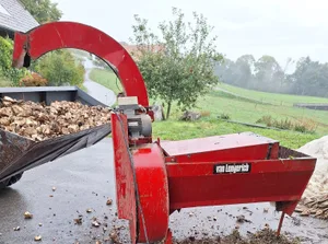 Rübenbröckler im Einsatz: Dieses Gerät zerkleinert Rüben zuverlässiger als ein Mischwagen. So können sie als Futter verwendet werden.