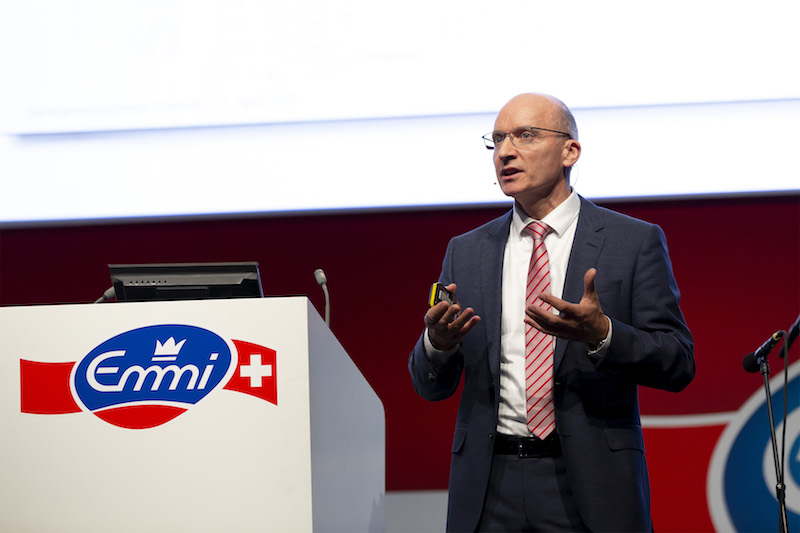 «Wir haben heute schon 93 % des Volumens an nachhaltiger Milch, da braucht es nicht wahnsinnige Veränderungen», sagt Emmi-Chef Urs Riedener. (Bild Emmi)