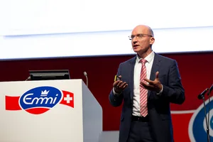 «Wir haben heute schon 93 % des Volumens an nachhaltiger Milch, da braucht es nicht wahnsinnige Veränderungen», sagt Emmi-Chef Urs Riedener. (Bild Emmi)