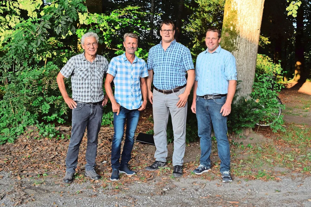 7539bac957b2bc18922ae07f320791877cefe9554bdf16f3bf1659bf46dcdd78 Mathis Müller, Roland Lenz, Manuel Strupler und Andreas Elliker (v. l. n. r.) diskutierten über die Biodiversitäts-Initiative.