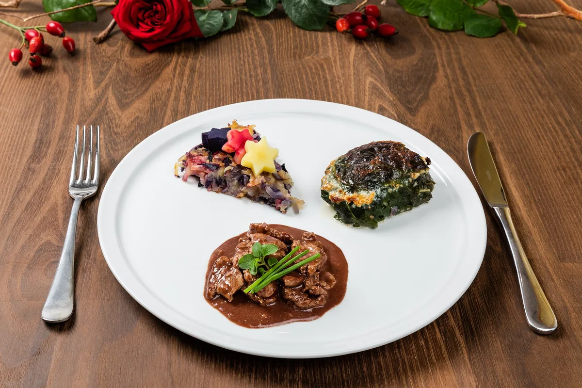 79b8be0432db40aa39c1526f8715b408432d3f98 Geschnetzeltes Lammfleisch mit farbiger Rösti und Krautstiel-Gratin. (Bilder SRF/Ueli Christoffel)