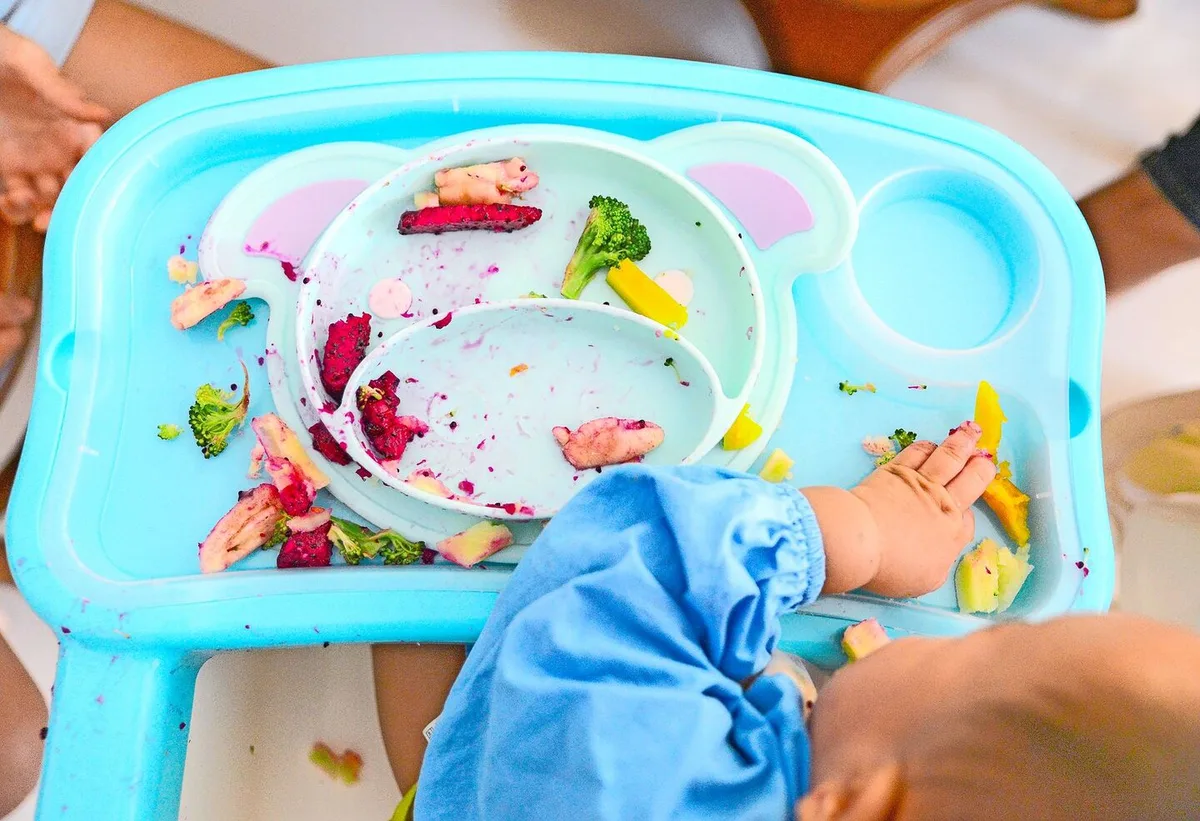 Baby Led-Weaning kann zu einem gesünderen Essverhalten führen, weil Kinder Lebensmittel von Anfang in ihrer optischen Form kennen. Wegen des Chaos am Esstisch braucht BLW etwas Nerven.