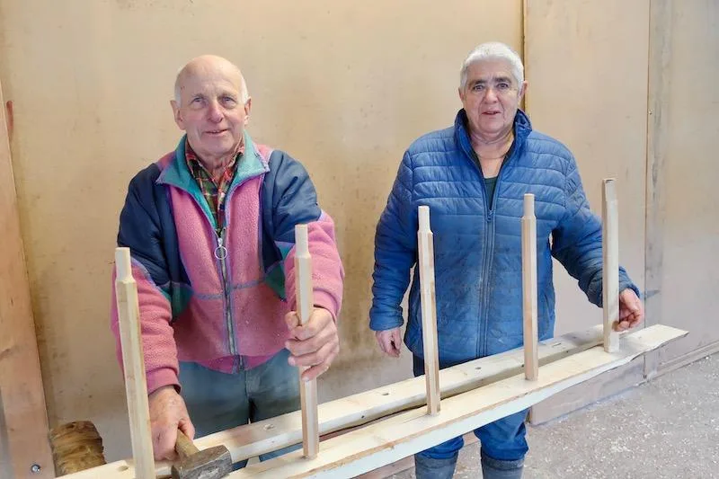 3563e5f8fea4f9e5a00d106ac4d51b6d0bd75ff9 Alois und Maria Diethelm produzieren jährlich zirka 50 Holzleitern. (Bilder Esther Thalmann)