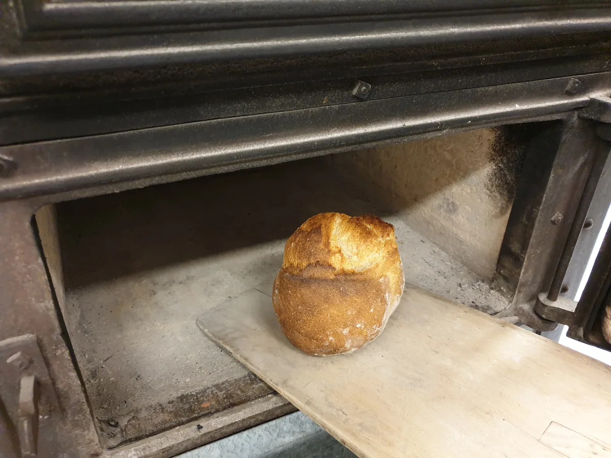 Typisch fürs Holzofenbrot sind Röst- und Geschmacksstoffe, die sich an der Kruste bilden.