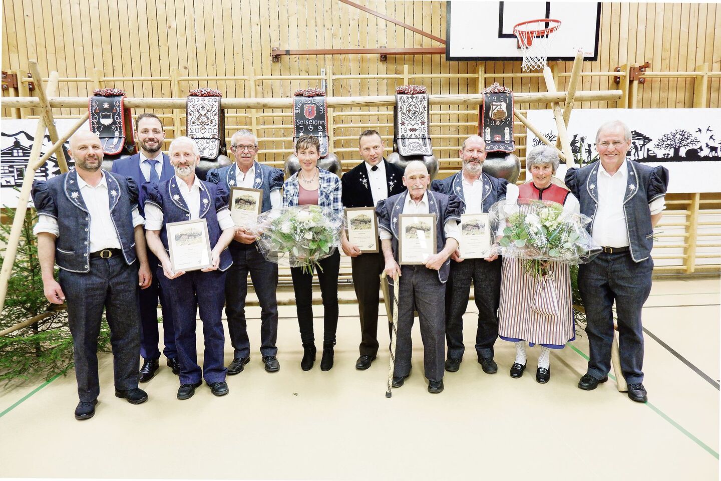 Eine Urkunde für 60 Jahre Alptätigkeit