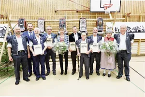 Die geehrten Älplerinnen und Älpler mit dem Präsidenten Henri Buchs (Erster v. r.) und dem Vizepräsidenten Elmar Zbinden (Erster v. l.).