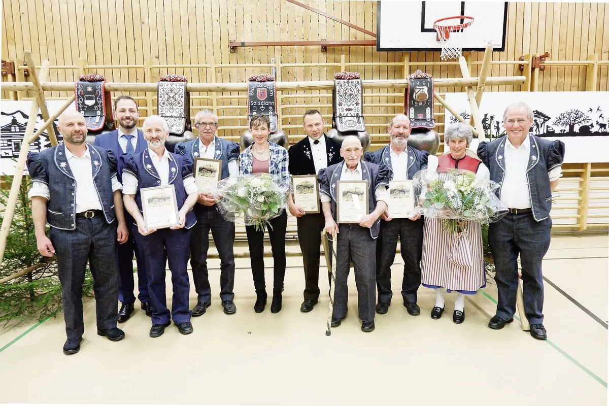 2ef8b441bb01254f6cbfacd9092517f6a230d27bdacc1d49deaf04141ad3c948 Eine Urkunde für 60 Jahre Alptätigkeit