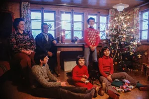 Festlicher Glanz in der Bauernstube der 60er Jahre: Das Christkind war gekommen.
