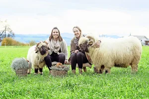 Wenn Yvonne Fleischli (l.) die Blumen und Christa Felber die Schafe beisteuert, gibt es ein tolles Fotomotiv, das die beiden Leidenschaften verbindet.