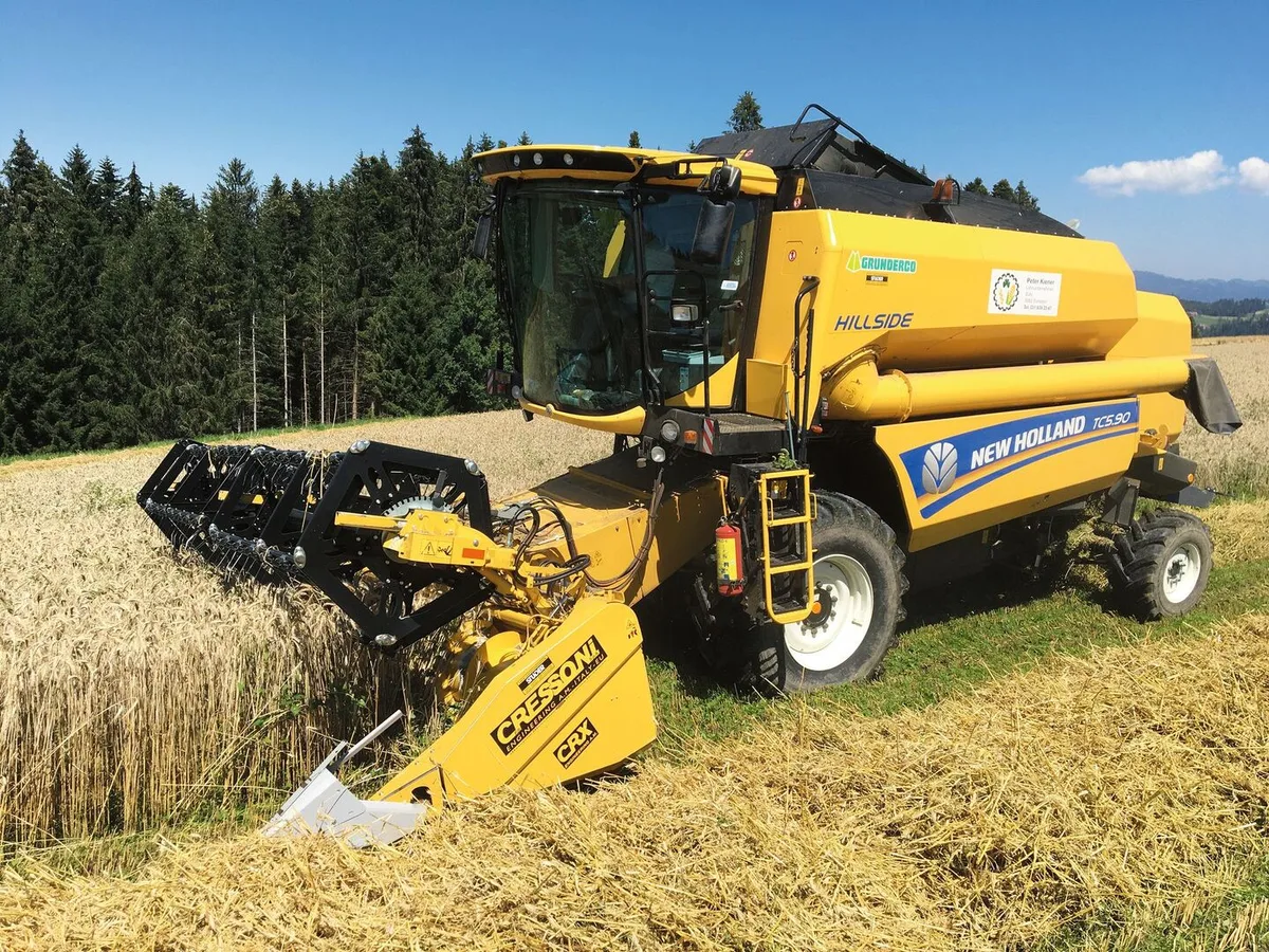 5c08b93e0248afbf9a0928d3dc358f826a1a834ab6f9b2b8f1c9967247b25e8d Mähdrescher erntet Getreide