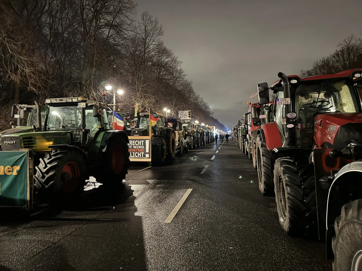 Proteste: Traktoren fahren in Berlin auf