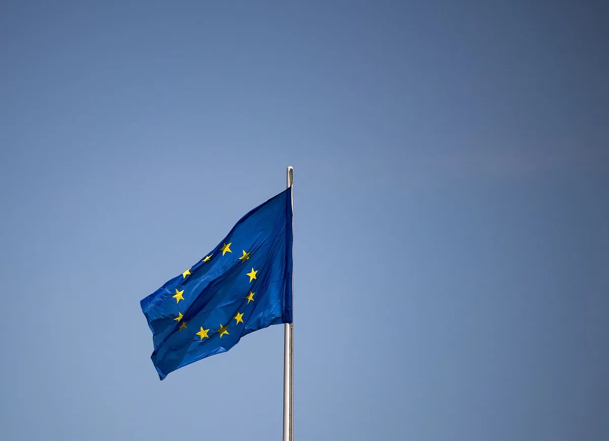 EU-Fahne Neue gentechnische Verfahren: Reaktionen in der Schweiz nach EU-Gesetzesentwurf