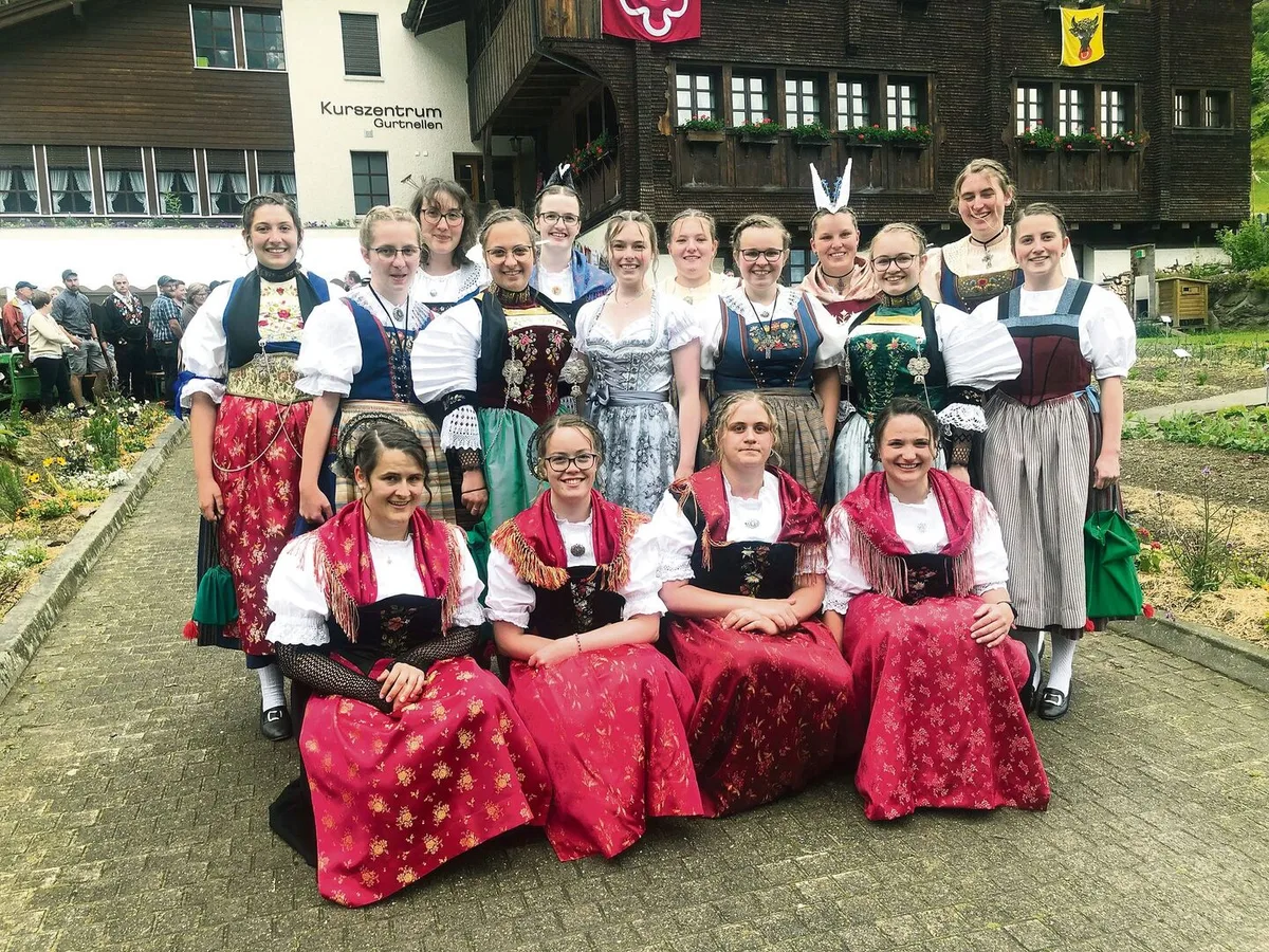 Die 16 Absolventinnen der Bäuerinnenschule Gurtnellen versprachen sich an der Schlussfeier ein Wiedersehen.