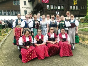 Die 16 Absolventinnen der Bäuerinnenschule Gurtnellen versprachen sich an der Schlussfeier ein Wiedersehen.