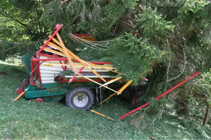 bild1 Gestern ist in Näfels GL ein Landwirt mit dem Ladewagen schwer verunglückt