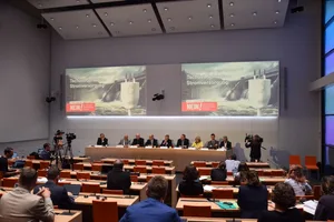 Mitte-Präsident Gerhard Pfister, Gewerbeverbandspräsident Fabio Regazzi, SBV-Präsident Markus Ritter, Daniel Fässler, Präsident von Wald Schweiz, SAV_Präsident Erich von Siebenthal, SVP-Präsident Marcel Dettling, Jaqueline de Quattro von der erneuerbaren Energiewirtschaft, FDP-Präsident Thierry Burkhard und Michael Frank, CEO Verband des Schweizerischen Elektrizitätsunternehmen repräsentierten das breite Nein-Komite zur Biodiversitäts-Initiative. Christine Bulliard-Marbach, SAB-Präsidentin und Vertreterin der Sicht des Tourismus, fiel krankheitsbedingt aus.