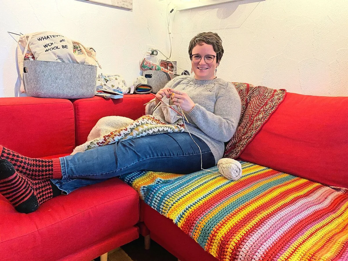 Judith Dörig hat sich im Familien-Wohnzimmer eine Strick-Ecke auf dem Sofa eingerichtet. Die Bäuerin arbeitet oft an mehreren Lismeten gleichzeitig.