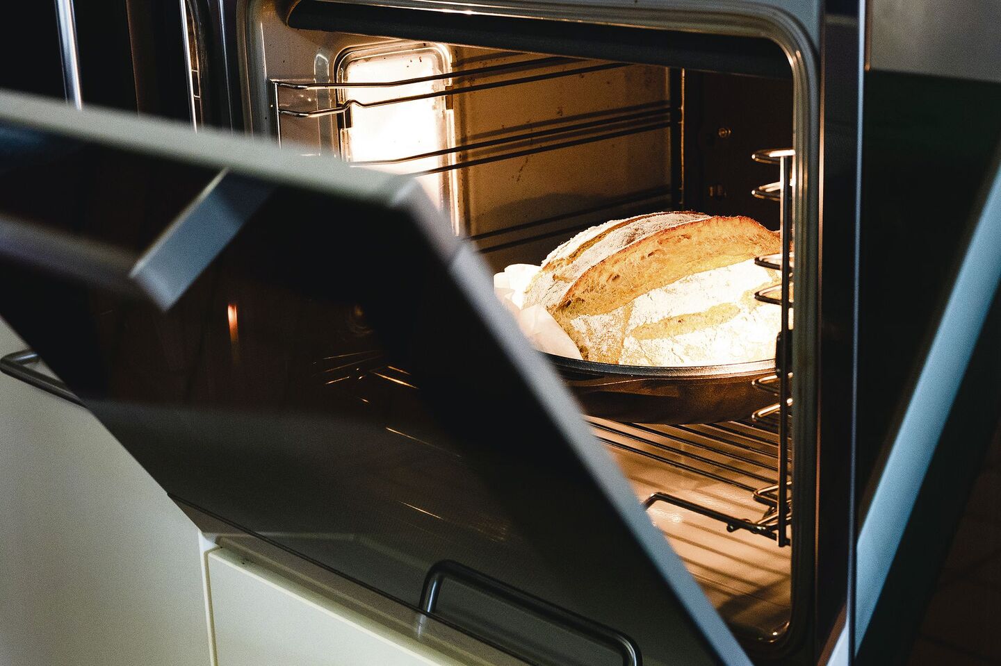 Man muss nicht kneten, um ein geschmackvolles und lang haltbares Brot zu backen. Der Teig braucht aber viel Ruhezeit.