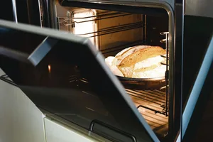 Man muss nicht kneten, um ein geschmackvolles und lang haltbares Brot zu backen. Der Teig braucht aber viel Ruhezeit.