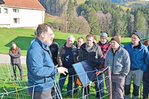 An der Tagung «Herdenschutz in der Praxis» erklärte der St. Galler Herdenschutzbeauftragte Sven Baumgartner verschiedene Zaunsysteme.