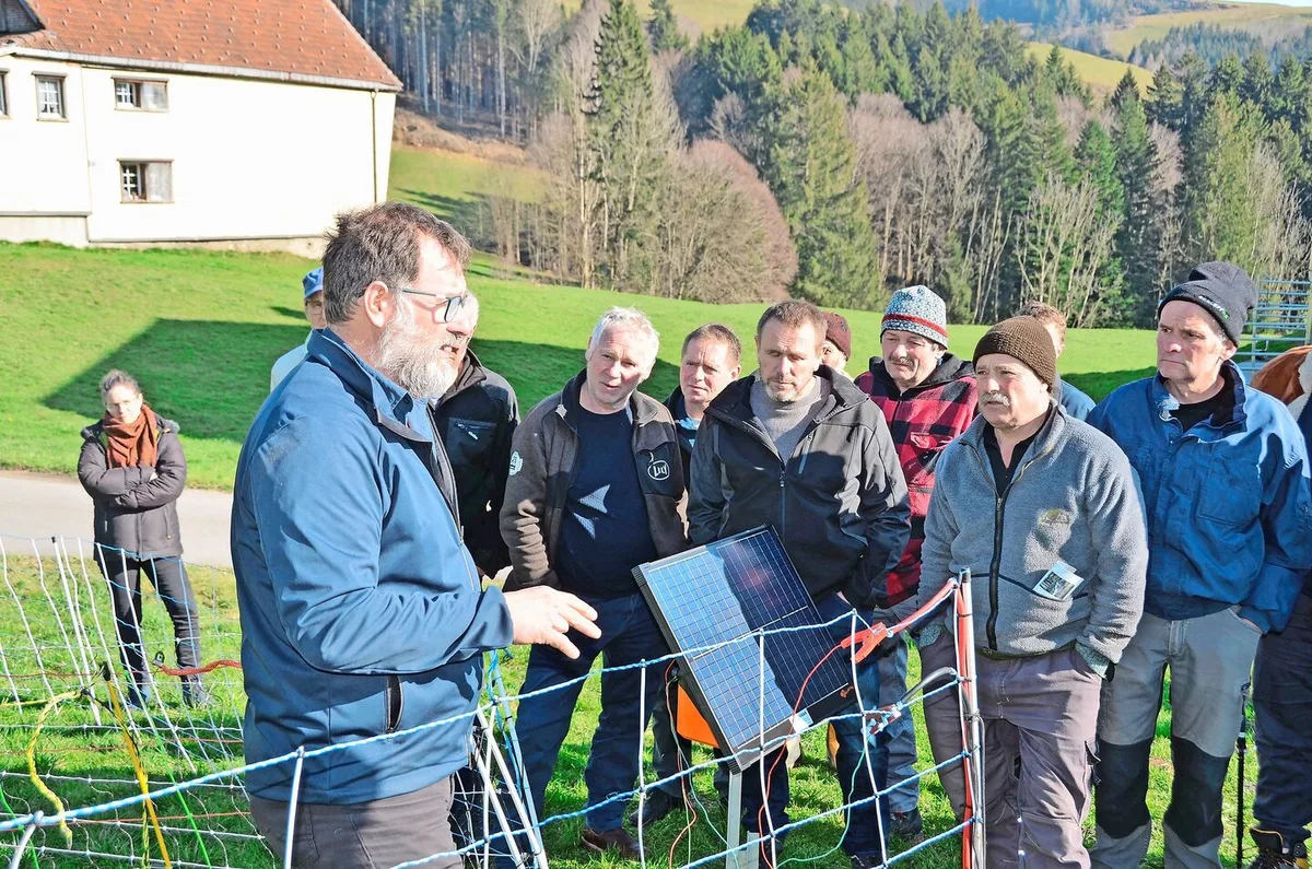 An der Tagung «Herdenschutz in der Praxis» erklärte der St. Galler Herdenschutzbeauftragte Sven Baumgartner verschiedene Zaunsysteme.