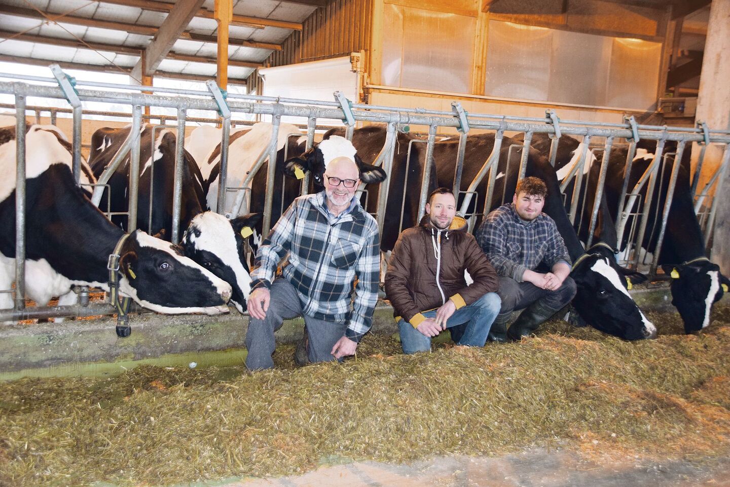 Sie setzen voll auf die Holsteinzucht: Christian (Mitte) und sein Vater Erich Walker. Hier mit dem Lehrling Levin Strähl.