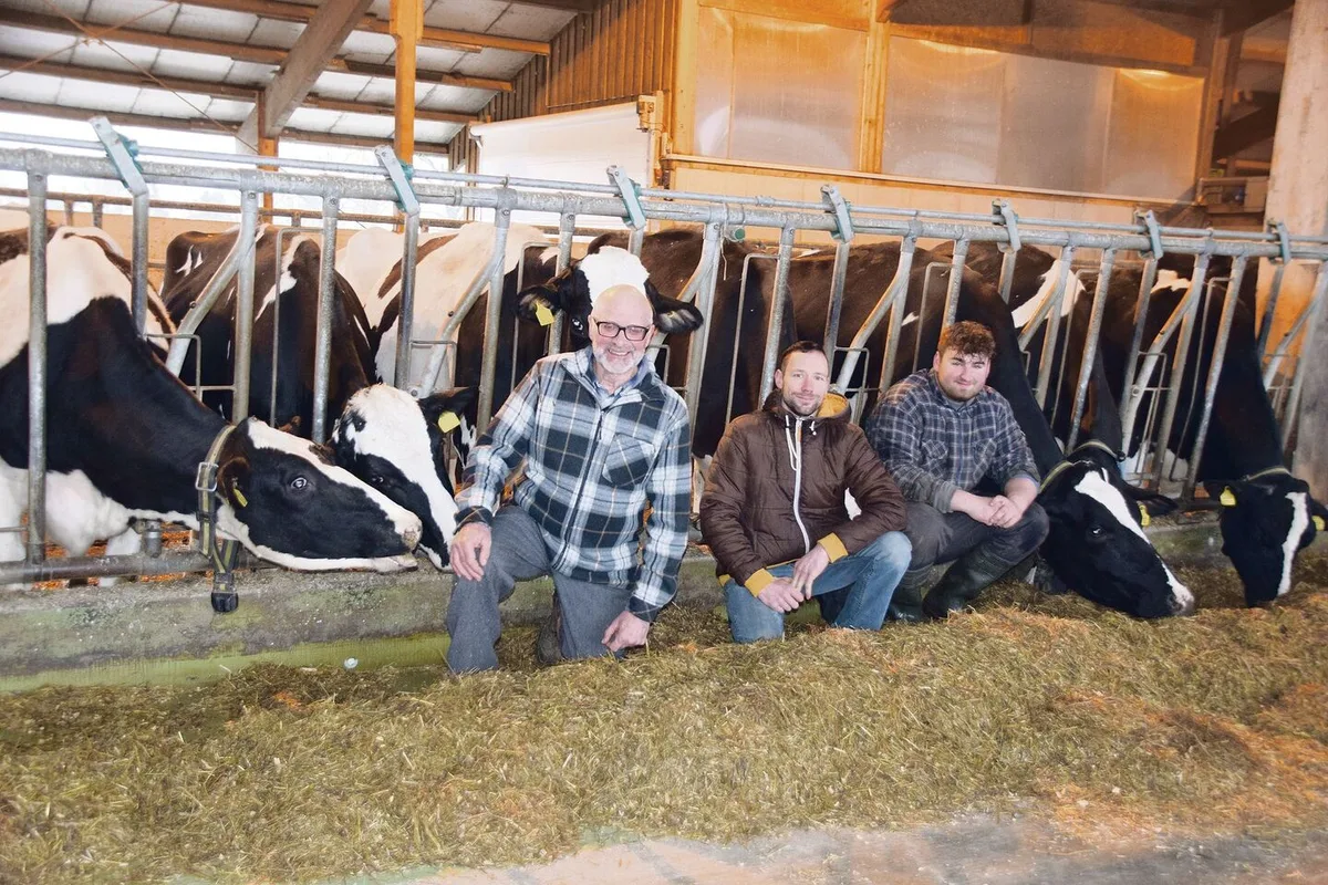 Sie setzen voll auf die Holsteinzucht: Christian (Mitte) und sein Vater Erich Walker. Hier mit dem Lehrling Levin Strähl.