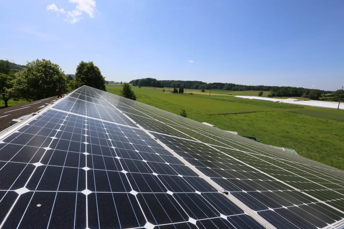 b9cdc369b1416e592369bd3f9ebb9dde01eaf30e Photovoltaik wird mit 470 Mio Franken weiter unterstützt. Eine Investition lohnt sich für Landwirte mit hohem Stromverbrauch. (Bild AgroCleanTech)