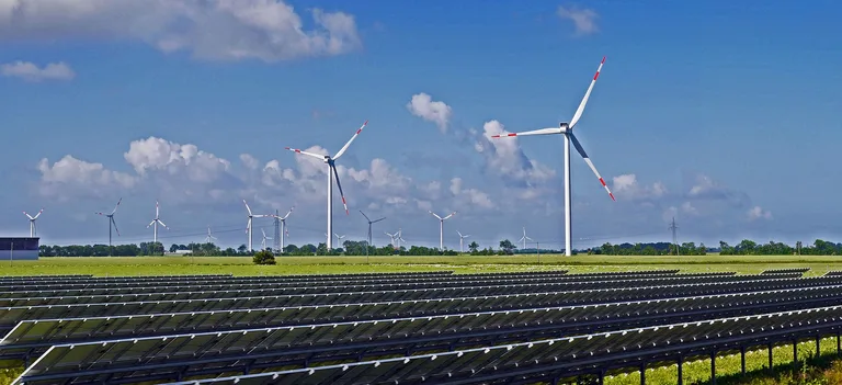 a24746f0a770a3ac6f4f0b72006d8e6e8aaac253 Eine Solarfarm mit Solarpanels und Windrädern. (Bild pd)