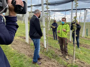 Marco Messerli im Gespräch mit Bundespräsident Guy Parmelin (Bild Adrian Krebs)
