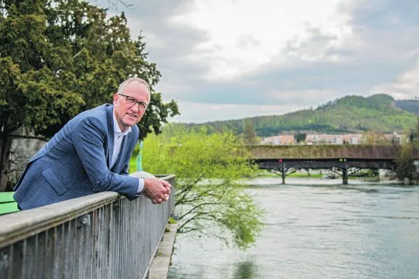 dc8d2db62933288559f9311fed7c5831cd1fed30 Peter Hegglin an der Aare in Olten SO. Der Zuger Ständerat und BOM-Präsident hat früher gerne gemolken, sich dann aber für die Politik entschieden. (Bild hja)