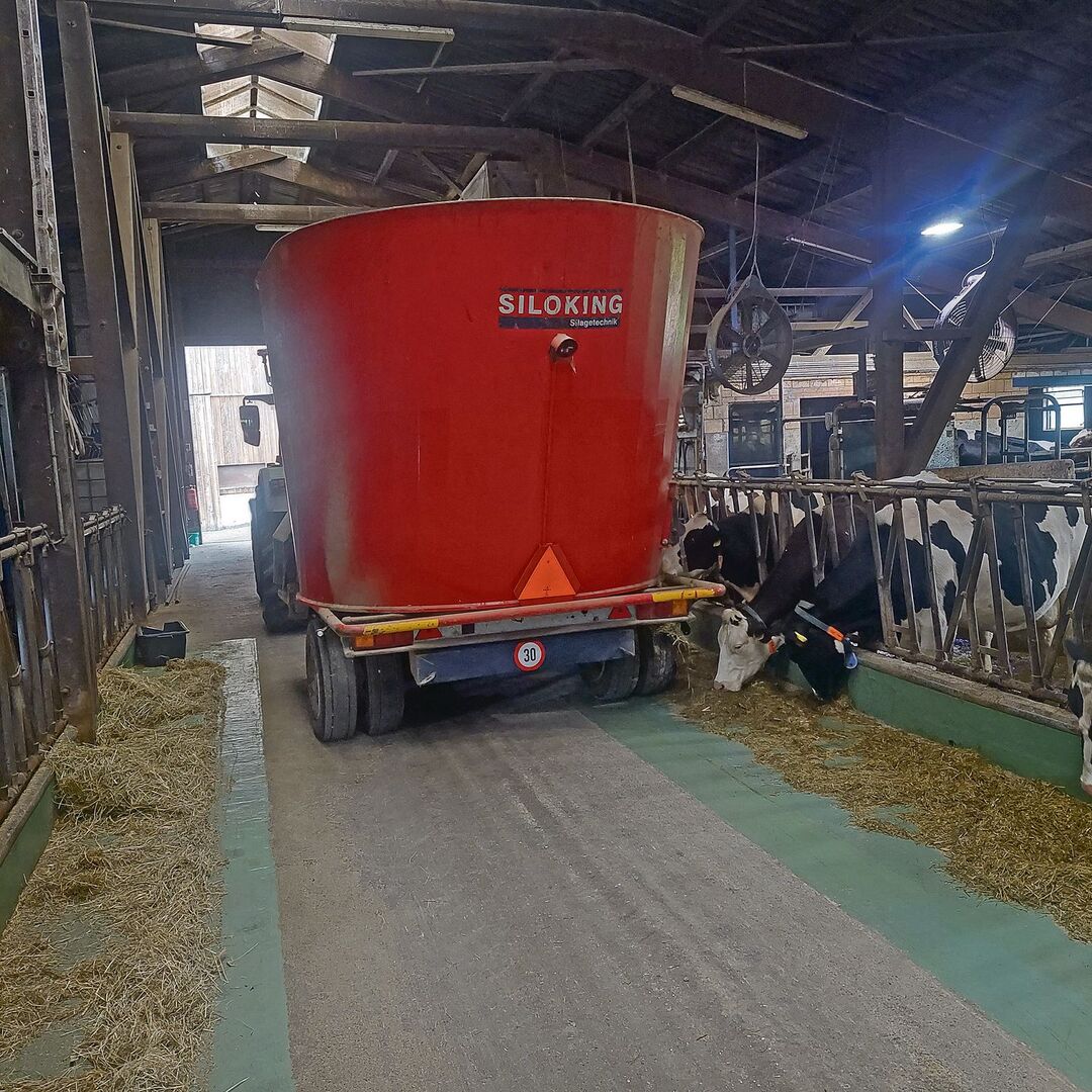 Landwirt Ueli Kuhn hat in seinem Futtermischwagen einen Magneten verbaut, der Metallstücke aus dem Futter fischt.