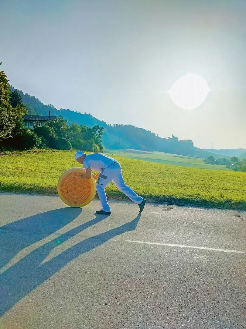 Käsereimeister Christoph Glauser trainierte fleissig, damit das Rollen des Emmentalers ohne Umkippen klappt.