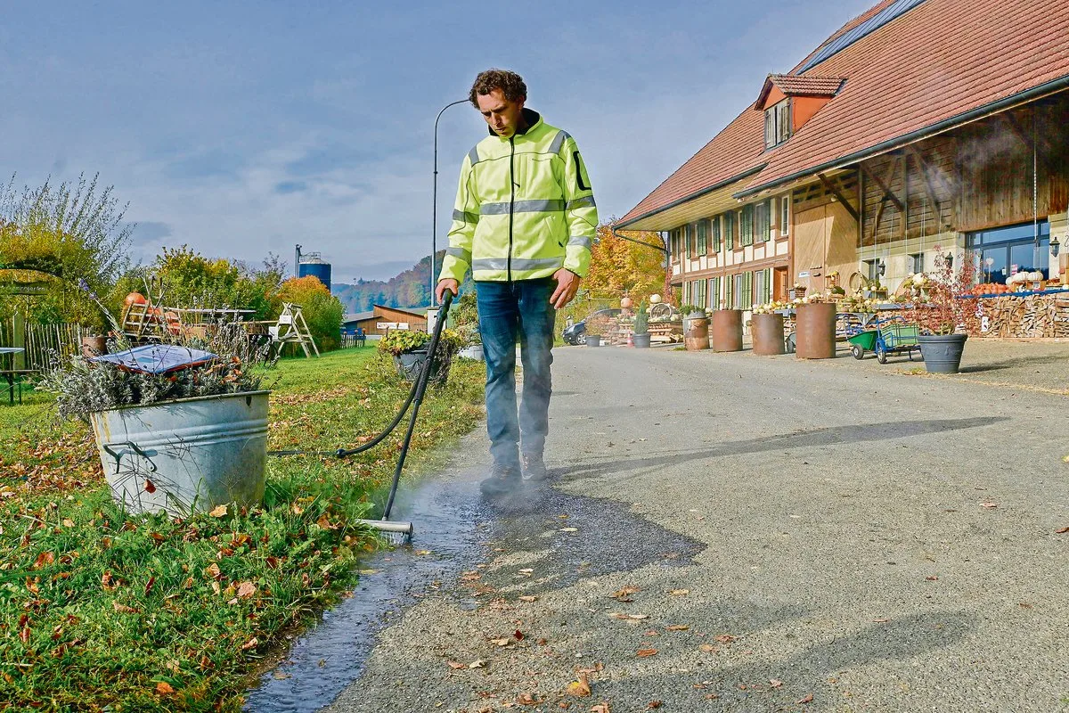 c0b752cd77446cb2d51f5fa18ffcb1956dbab42a Hanspeter Bleuler zeigt vor, wie der Eco Weedkiller funktioniert. 100 Grad heisses Wasser läuft vorne aus der Lanze und zerstört so die grünen Pflanzenzellen.(Bilder Jasmine Baumann)